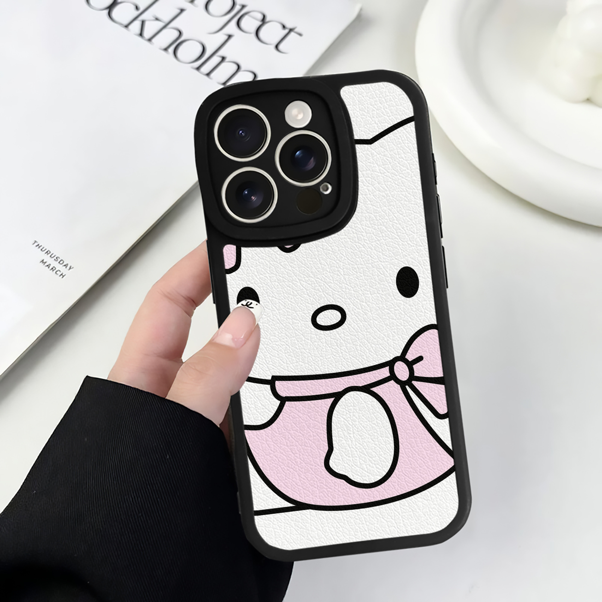 （画像用） Hello Kitty ハローキティ 【iPhone 16シリーズ対応】シリコンスマホケース（レザー調） 材質：シリコン